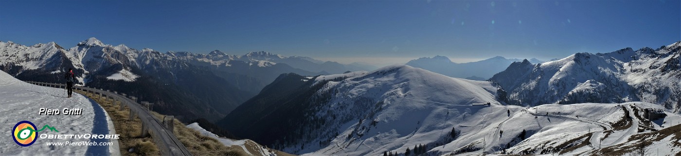 53 Per la discesa scendiamo seguendo la strada provinciale N. 48-BG del Passo San Marco ...ancora ben innevata.jpg